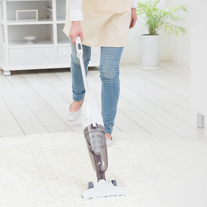 Nidecが開発したブロアユニットが採用されたスティック型掃除機を使用する様子
